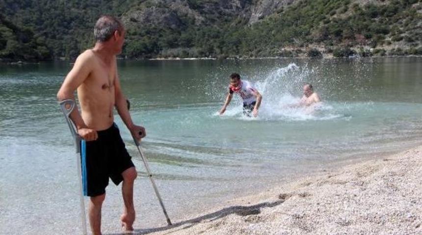 Plajda Voleybol Oynamak I&ccedil;in Engel Tanımadılar