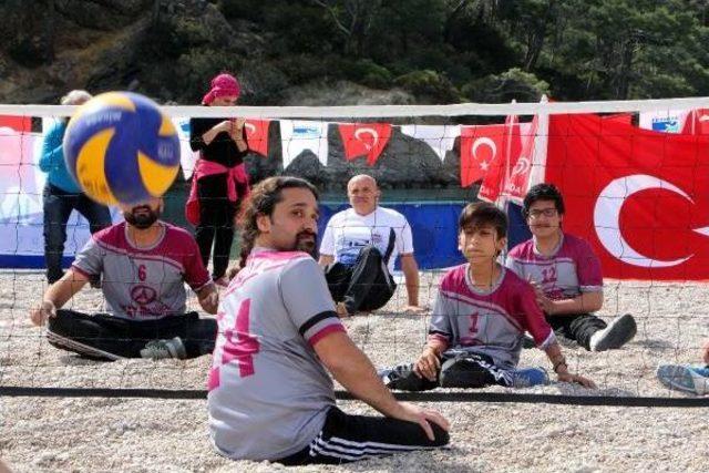 Plajda Voleybol Oynamak Için Engel Tanımadılar