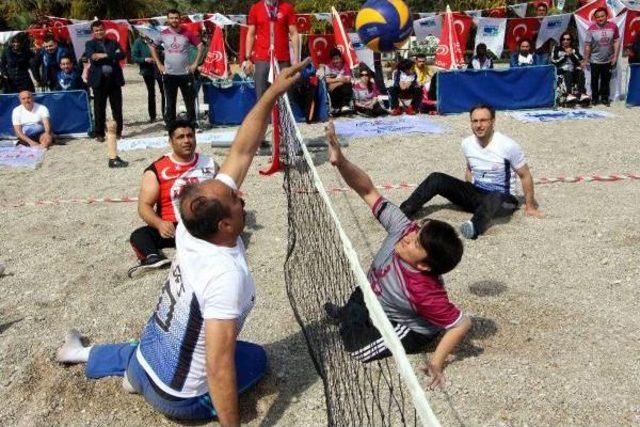 Plajda Voleybol Oynamak Için Engel Tanımadılar