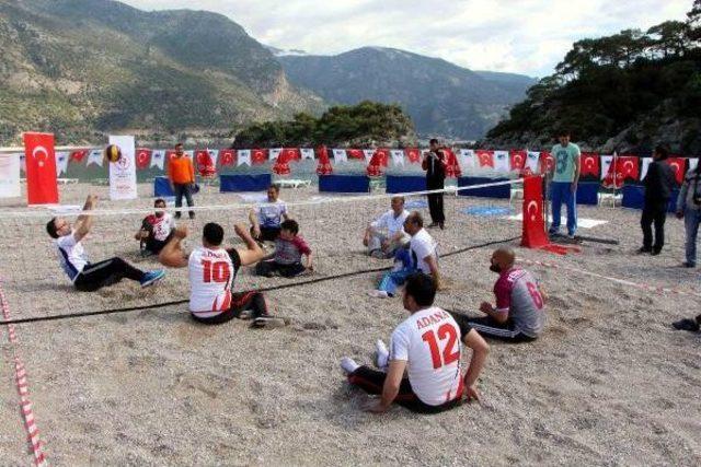 Plajda Voleybol Oynamak Için Engel Tanımadılar