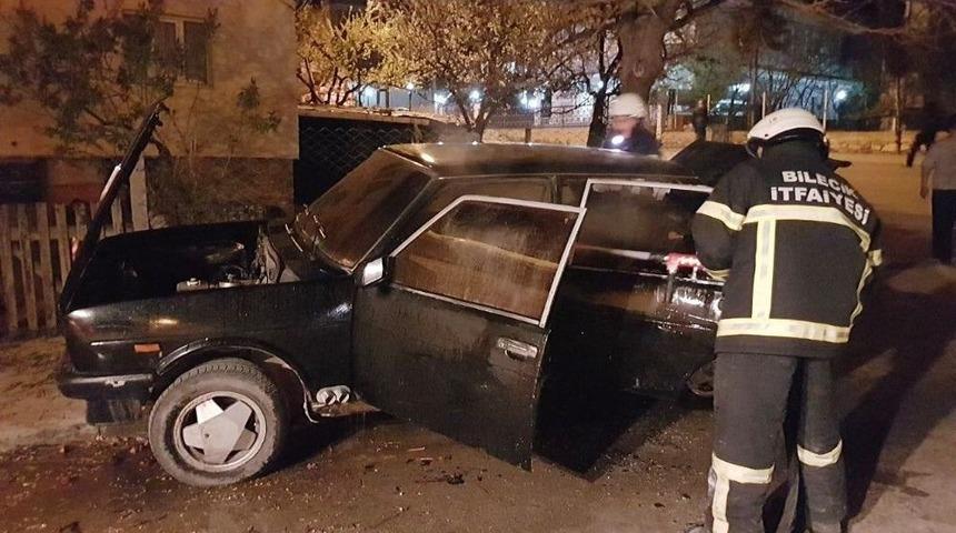 Bilecik&rsquo;te Park Halindeki Otomobil Alev Aldı