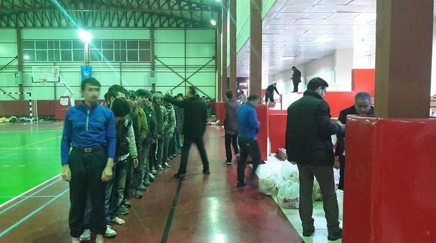 Afganlı M&uuml;lteciler Otel Ve Spor Salonuna Yerleştirildi