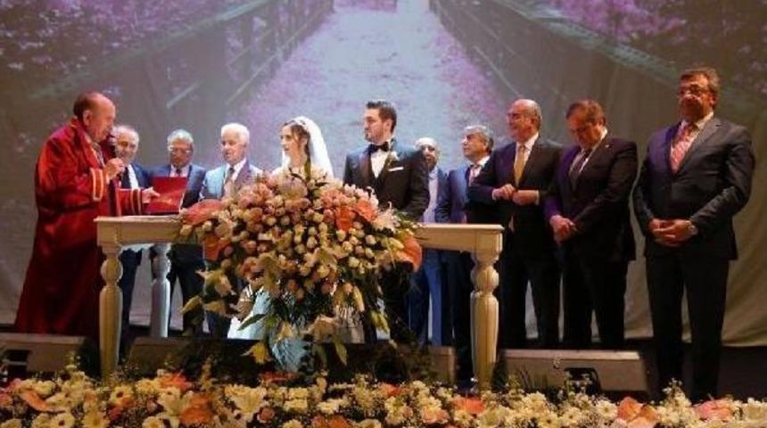 Politikacıları Bir Araya Getiren D&uuml;ğ&uuml;n