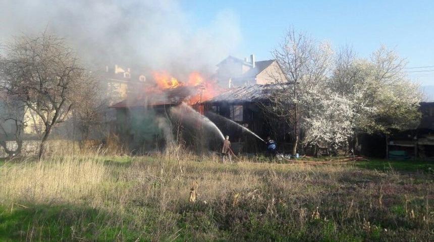 Bolu&rsquo;da Ahşap Ev Alev Alev Yandı