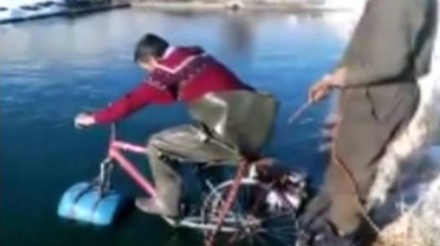 Suda Y&uuml;zen Bisiklete Binip B&ouml;yle Battılar