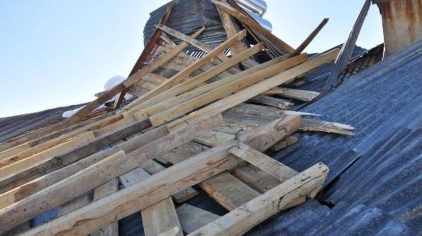 Tunceli&rsquo;de Fırtına Hasara Neden Oldu