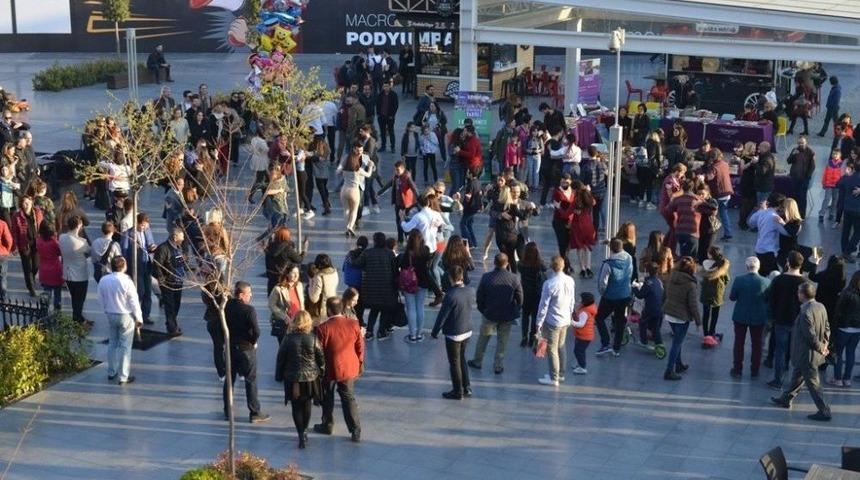 Dans At&ouml;lyesi&rsquo;nden Sokakta S&uuml;rpriz G&ouml;steri