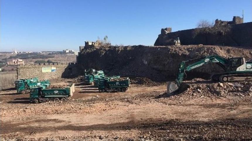 Orman Ve Su İşleri Bakanlığı Sur Ve Nusaybin&rsquo;deki &Ccedil;alışmalara Destek Veriyor