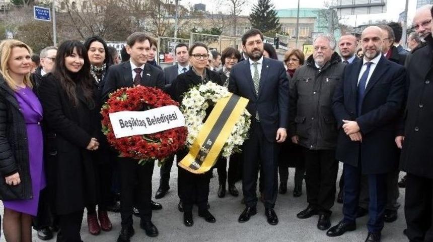 Alman Heyet, Şehitler Tepesi Ve Reina&rsquo;nın &Ouml;n&uuml;ne &Ccedil;i&ccedil;ek Bıraktı