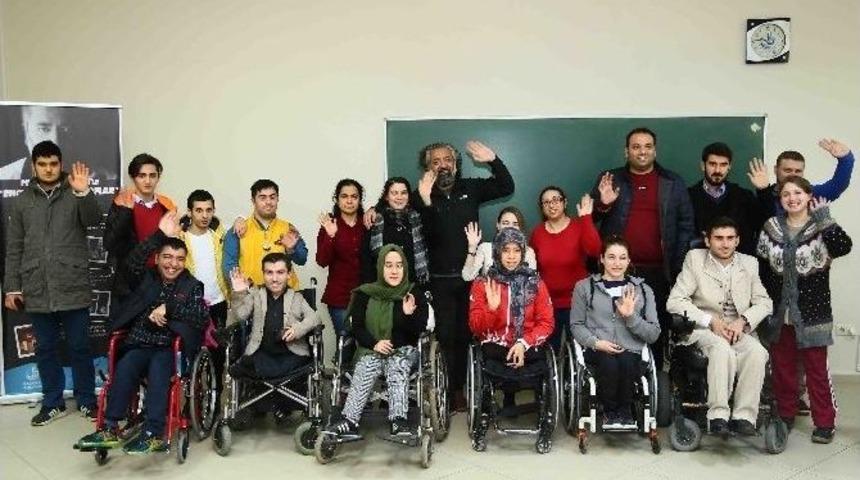 Engelli Kursiyerler Fotoğraf&ccedil;ılığın İnceliklerini &Ouml;ğreniyor