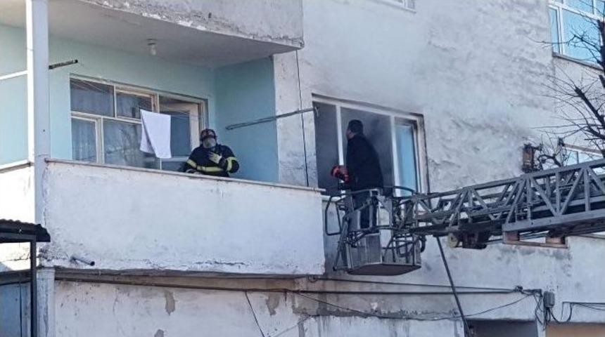 Depo Olarak Kullanılan Yerde &Ccedil;ıkan Yangın Korkuttu