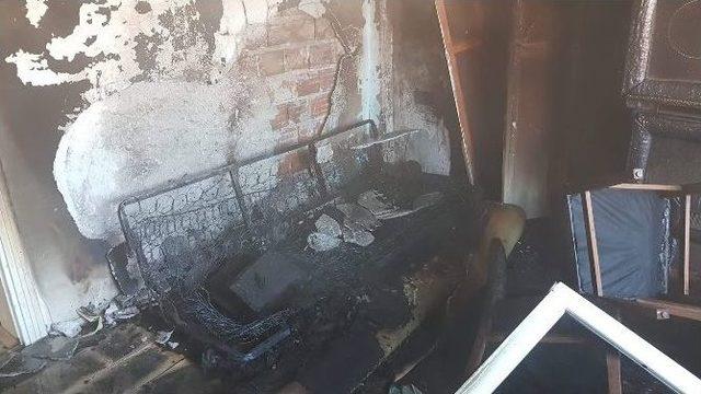 Depo Olarak Kullanılan Yerde &Ccedil;ıkan Yangın Korkuttu 1