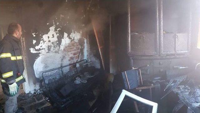 Depo Olarak Kullanılan Yerde &Ccedil;ıkan Yangın Korkuttu 3