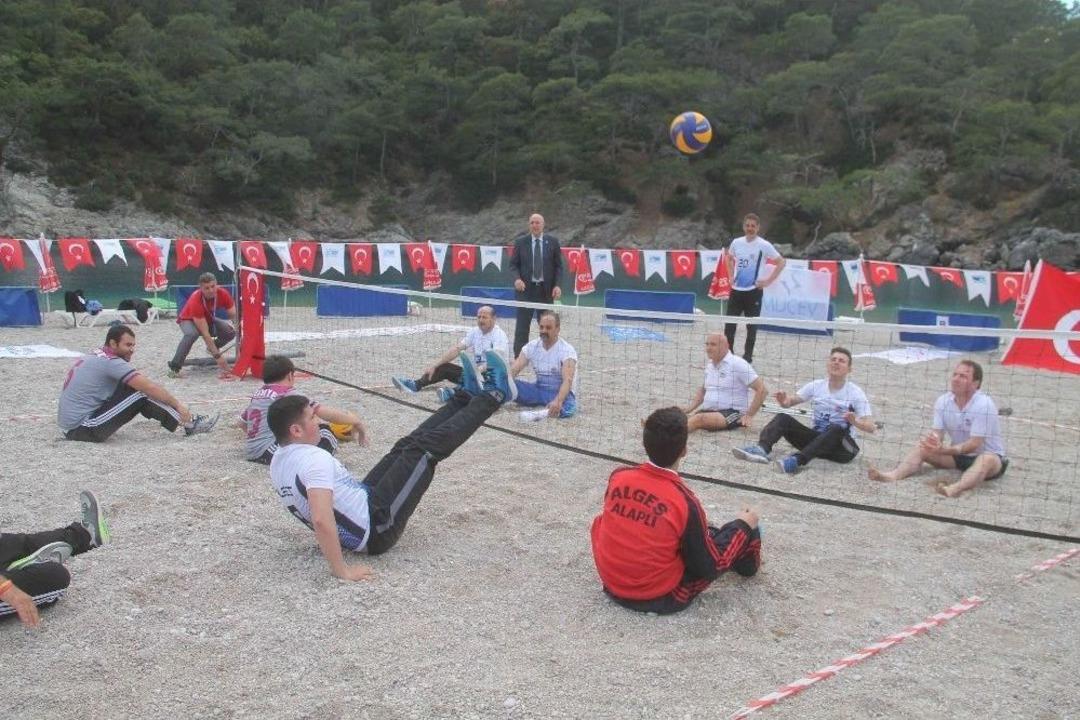 T&uuml;rkiye&rsquo;de İlk Kez Oturarak Voleybol Oynandı