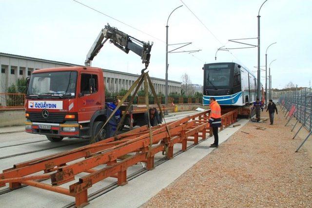 Kocaeli’de Dördüncü Tramvay Raylara İndirildi