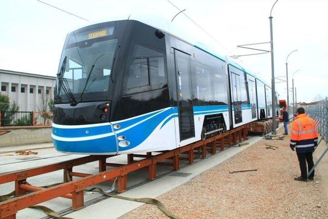 Kocaeli’de Dördüncü Tramvay Raylara İndirildi