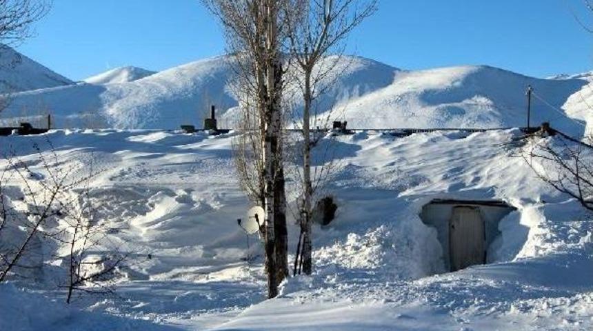 Karlıova'da Vatandaşlar 1 Hafta S&uuml;ren Kar, Tipiden Sonra Dışarı &Ccedil;ıkabildi