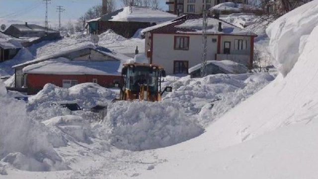 Karlıova'da Vatandaşlar 1 Hafta Süren Kar, Tipiden Sonra Dışarı Çıkabildi