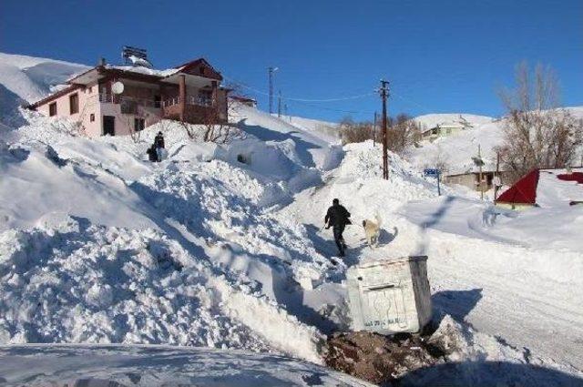 Karlıova'da Vatandaşlar 1 Hafta Süren Kar, Tipiden Sonra Dışarı Çıkabildi