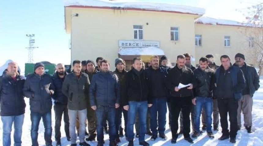 &Uuml;cretsiz Izne &Ccedil;ıkarılan Iş&ccedil;iler Karda Oturma Eylemi Yaptı