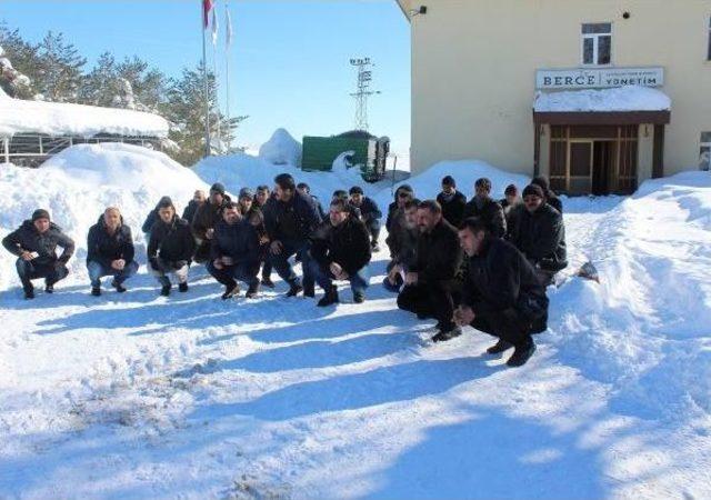 Ücretsiz Izne Çıkarılan Işçiler Karda Oturma Eylemi Yaptı