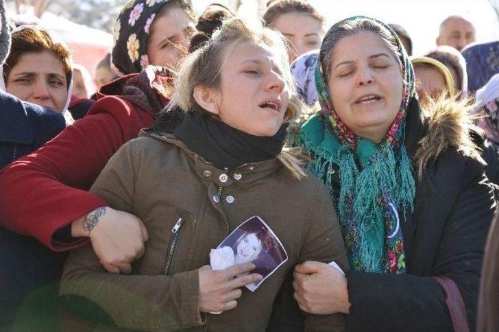 İstanbul’da Eşi Tarafından Öldürülen Sinem Toprağa Verildi G1