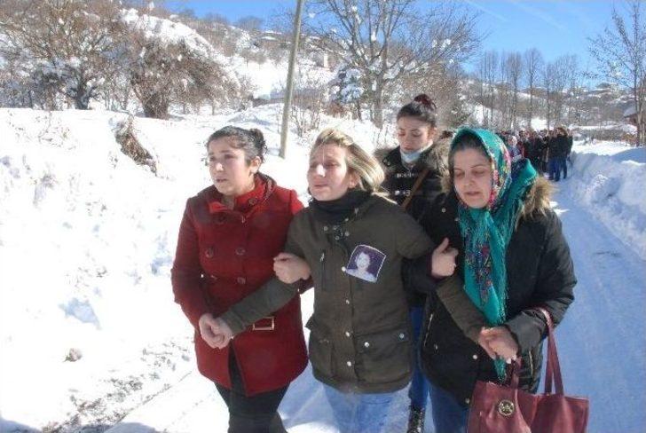 İstanbul’da Eşi Tarafından Öldürülen Sinem Toprağa Verildi G2