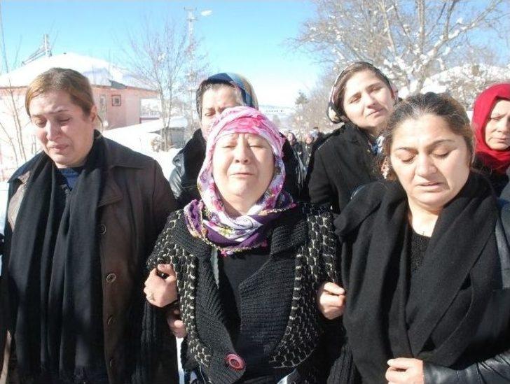 İstanbul’da Eşi Tarafından Öldürülen Sinem Toprağa Verildi G3