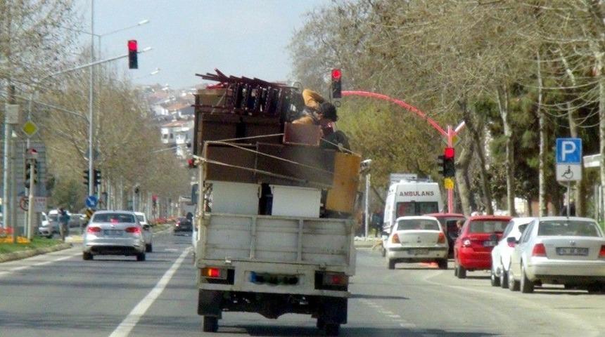 Kamyonetin Kasasında Tehlikeli Yolculuk