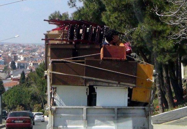 Kamyonetin Kasasında Tehlikeli Yolculuk