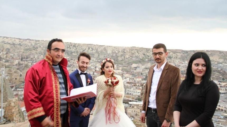 Aşıklar Tepesinde D&uuml;nya Evine Girdiler