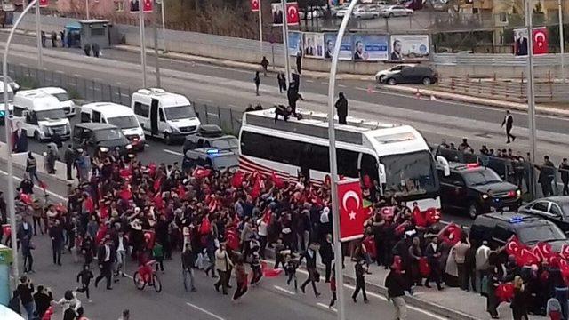 Ak Parti Bağlar Teşkilatı Cumhurbaşkanı Erdoğan’ı Yolda Bayraklarla Karşıladı