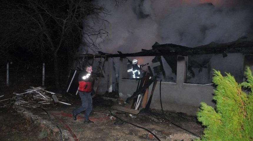 Bilecik&rsquo;te Yazlık Ev Alev Alev Yandı