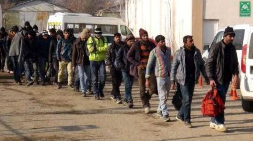 Yunanistan G&ouml;&ccedil;menleri Zorla Bota Bindirip Geri G&ouml;nderdi