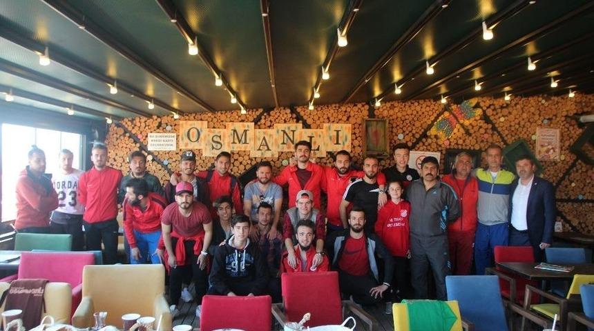 Bileciksporlu Oyuncular Şampiyonluk Ma&ccedil;ı &Ouml;ncesi Kahvaltıda Buluştu