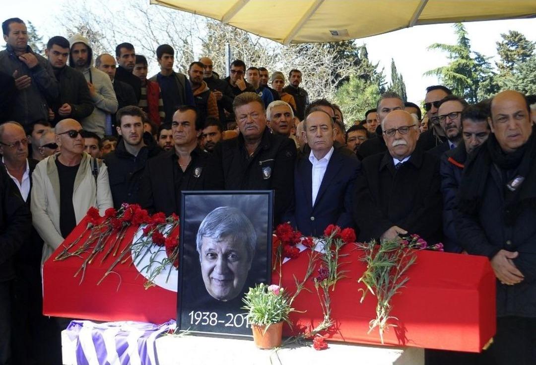 &Uuml;nl&uuml; Sanat&ccedil;ı Halit Ak&ccedil;atepe Son Yolculuğuna Uğurlandı