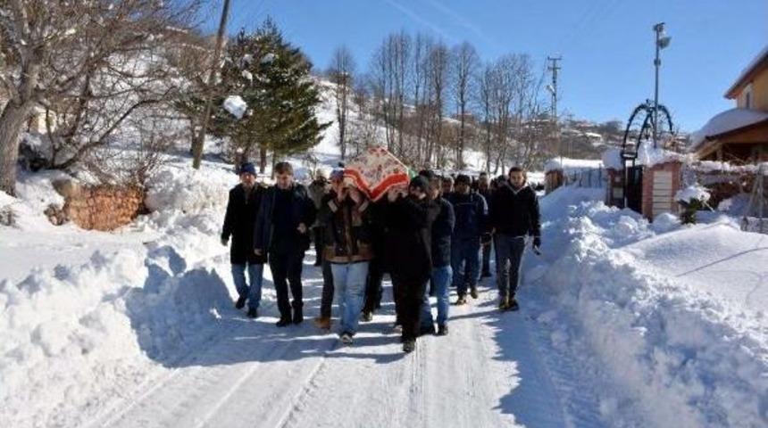 İstanbul'da Eşi Tarafından &Ouml;ld&uuml;r&uuml;len Kadın Toprağa Verildi