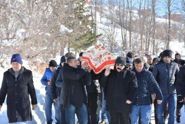 İstanbul'da Eşi Tarafından Öldürülen Kadın Toprağa Verildi