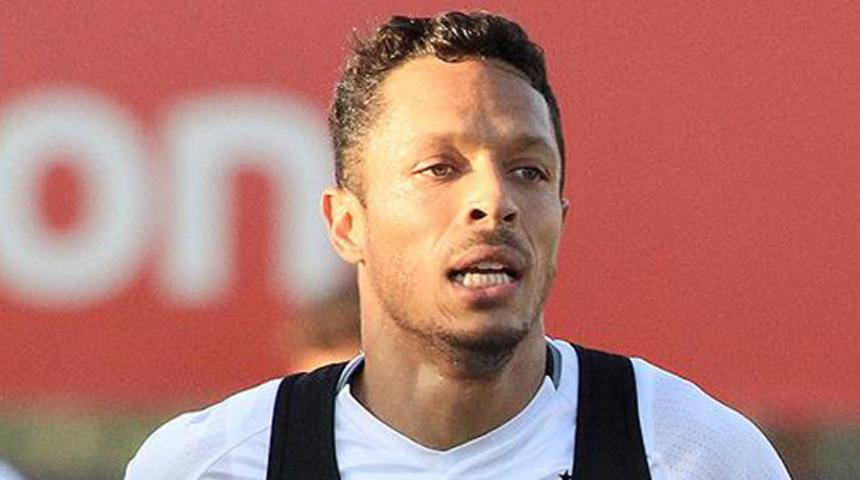 Beşiktaş'ta Adriano 1+1 yıllık teklifi kabul etti