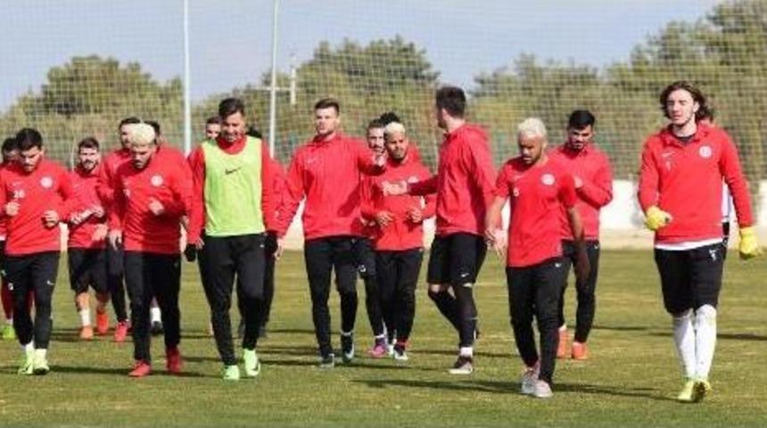 Antalyaspor'da Sarı Sa&ccedil; Modası