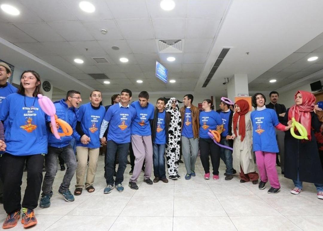 Otistik &Ccedil;ocuklara Ağız Ve Diş Sağlığı Taraması