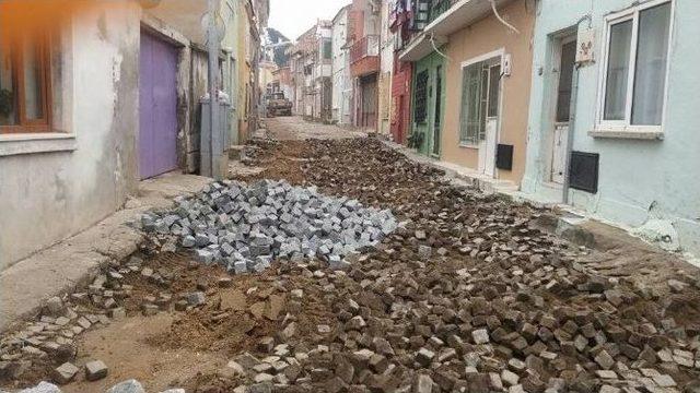 Ayvalık’ta Yol Onarım Çalışmaları Sürüyor