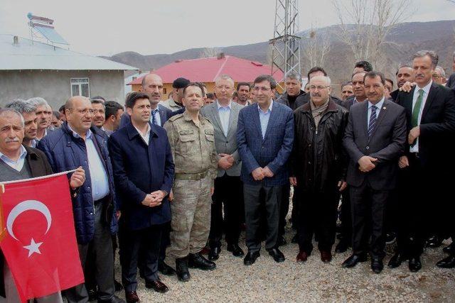 Bingöl’de Köy Girişine Dev Türk Bayrağı Asıldı