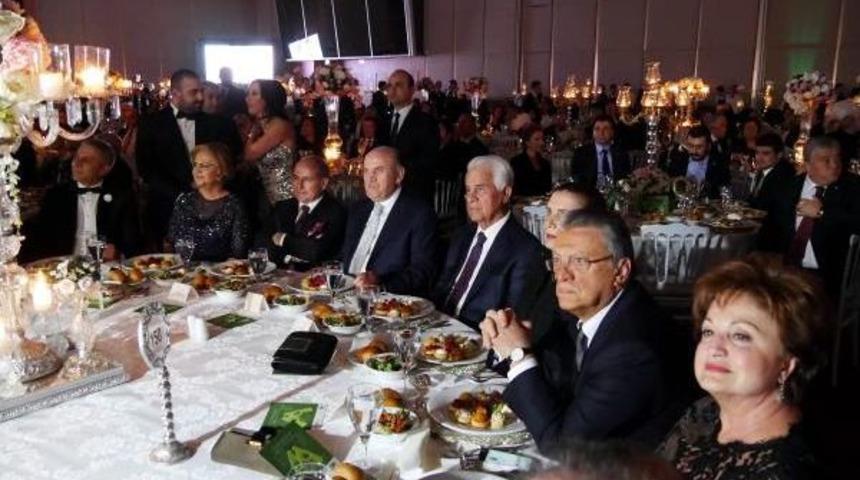 Politikacıları Bir Araya Getiren D&uuml;ğ&uuml;n  (2)