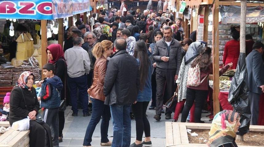 &Ouml;zgecan&rsquo;ı Anlatan &lsquo;cennetin Kuşları&rsquo; Filmi İ&ccedil;in Pazar Kuruldu