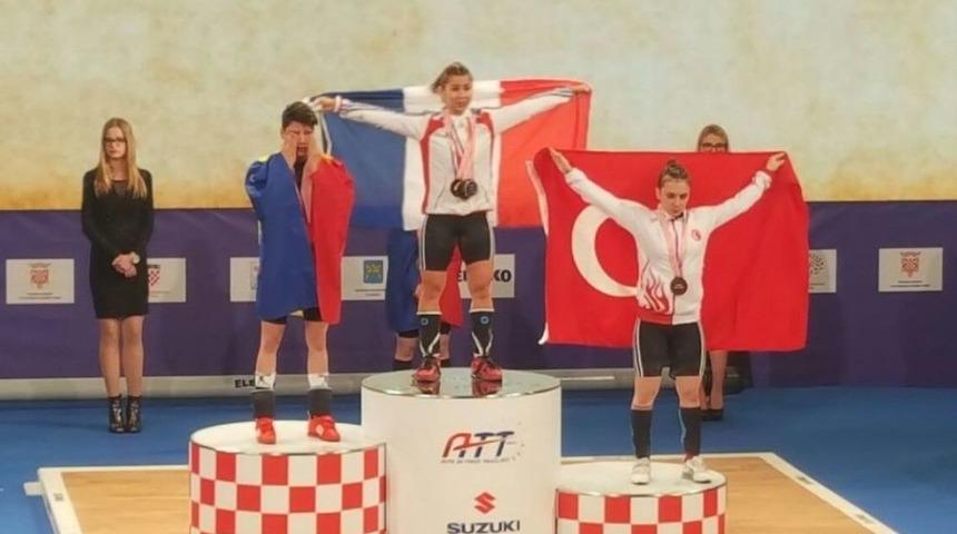 Şaziye Erdoğan, Halterde Avrupa &Uuml;&ccedil;&uuml;nc&uuml;s&uuml; Oldu