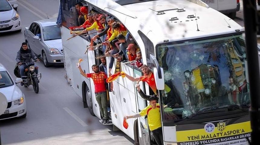 Yeni Malatyaspor&rsquo;lu Taraftarlar İle Elazığspor&rsquo;lu Taraftarlar Darende&rsquo;de Birbirine Girdi