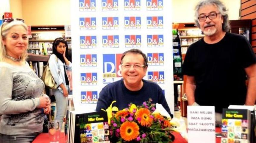 Gani M&uuml;jde, Imzaladığı Kitabına Okurunun Karikat&uuml;r&uuml;n&uuml; De &Ccedil;izdi