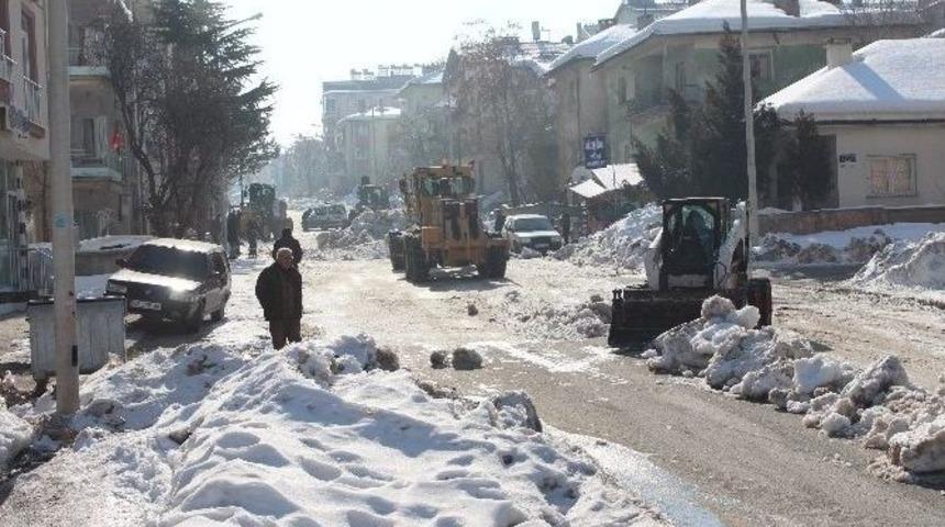 Beyşehir’de Okul Önlerinde Kar Temizliği