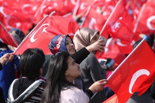 Başbakan Yıldırım’ın Miting Yapacağı Alana Dev Pankart